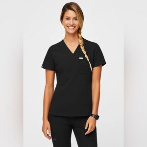 NEW FIGS BLACK SLIM CATARINA ONE-POCKET SCRUB TOP